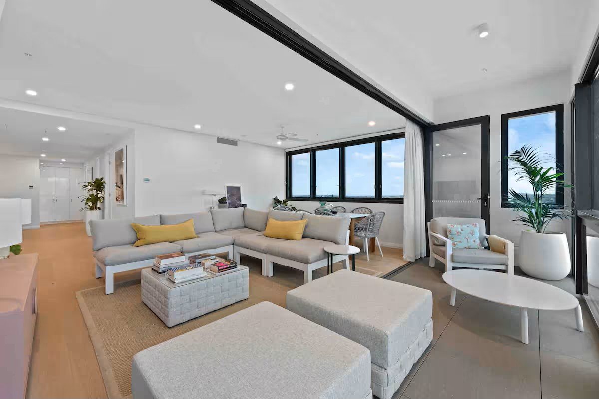 Luxe 3 Bed Penthouse Resort style complex photo 2
