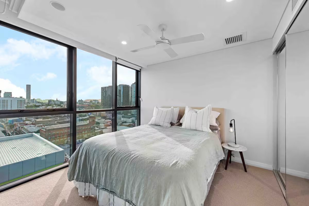Prime position 2 x Bed, parking, pool, views photo 4
