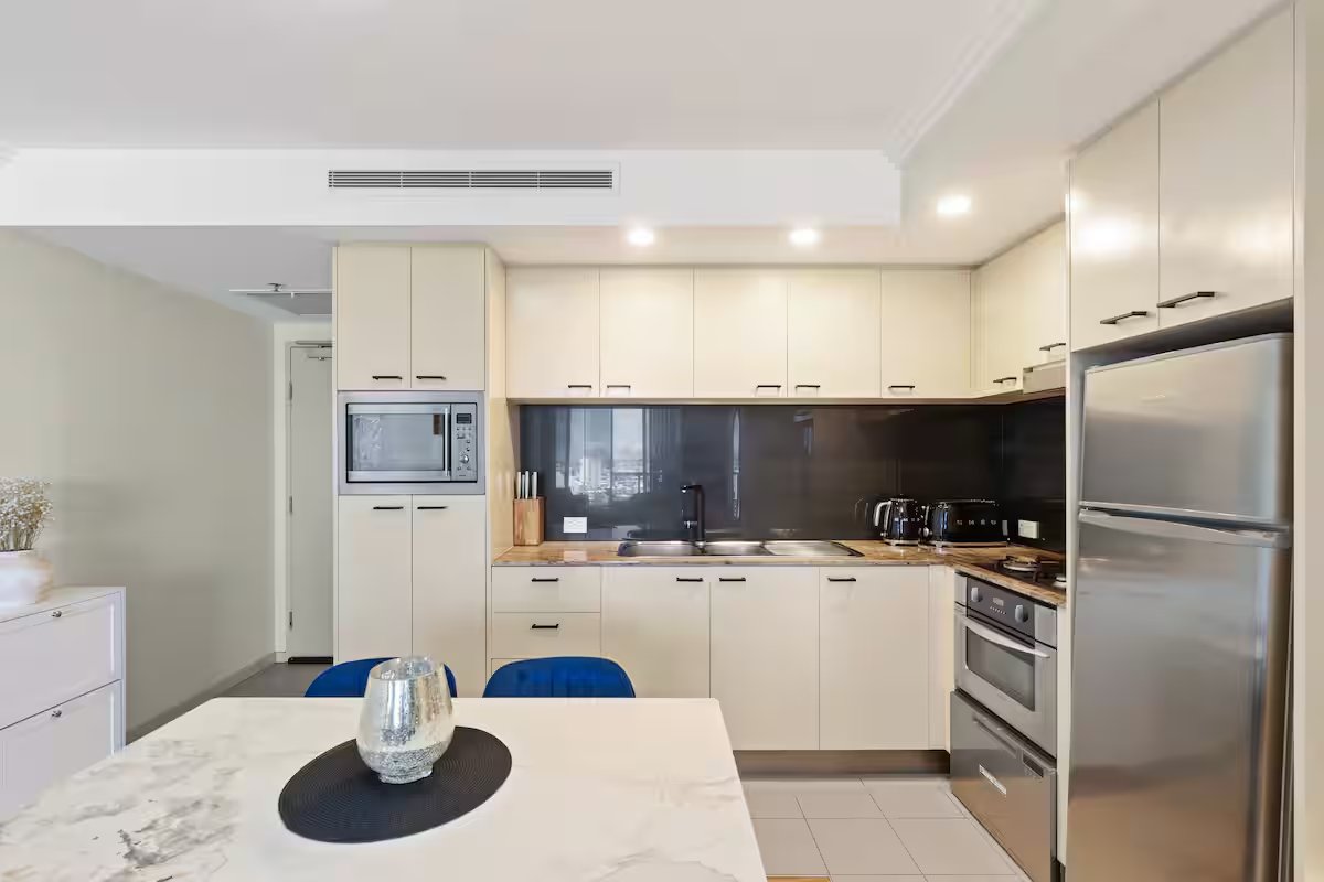 City Lux 2 Bed Apt, Parking, Pool photo 2
