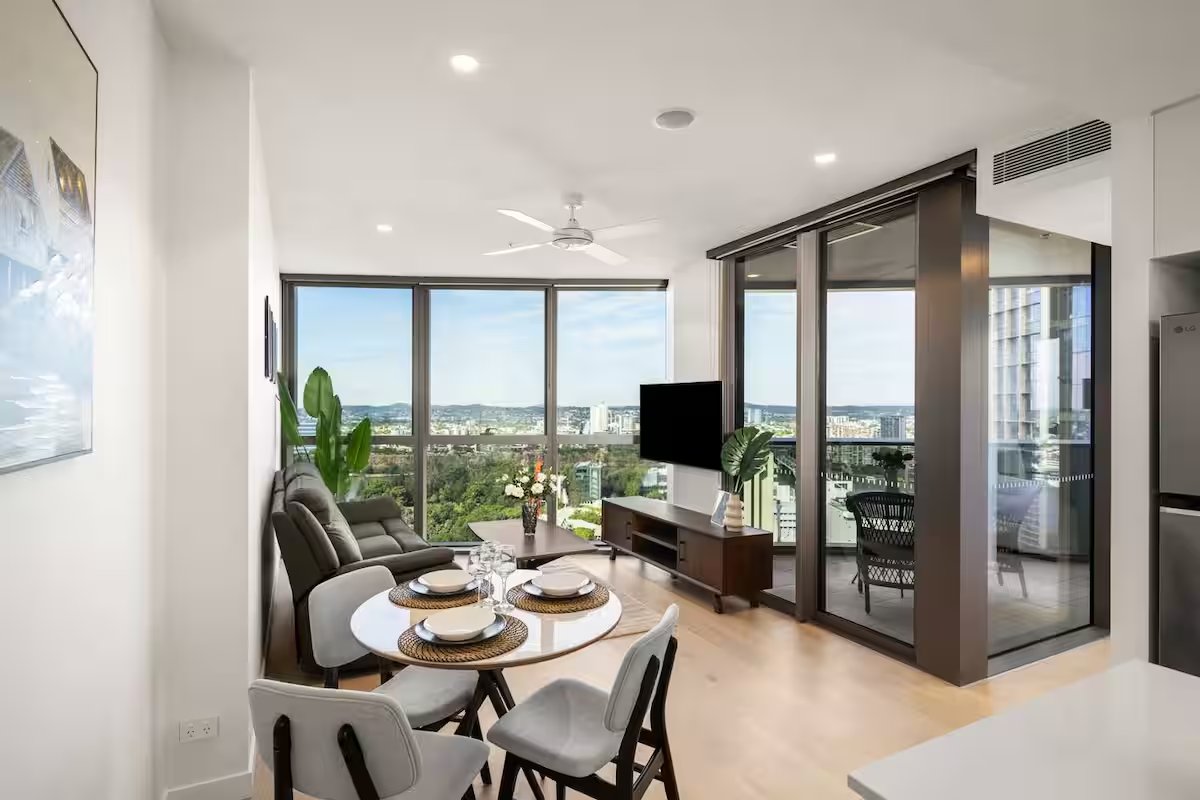 New Luxe 2BR Queens Wharf Apt photo 4
