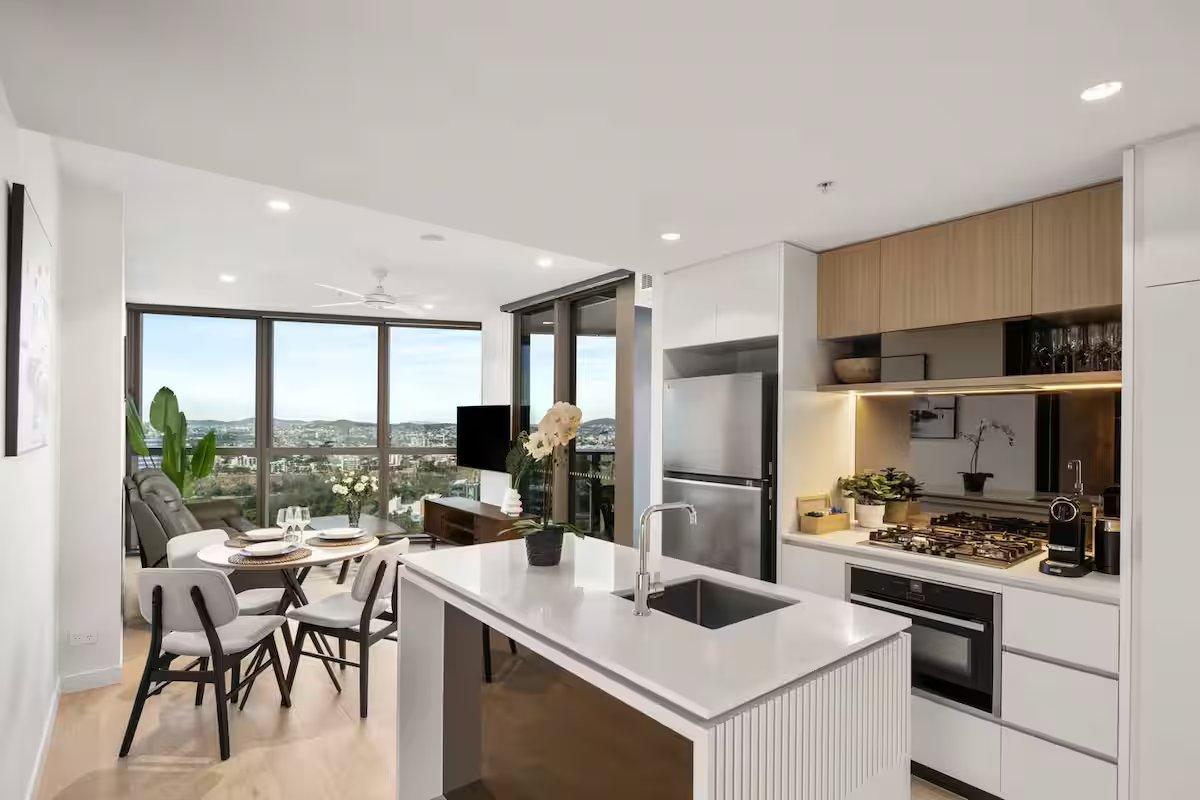 New Luxe 2BR Queens Wharf Apt photo 2