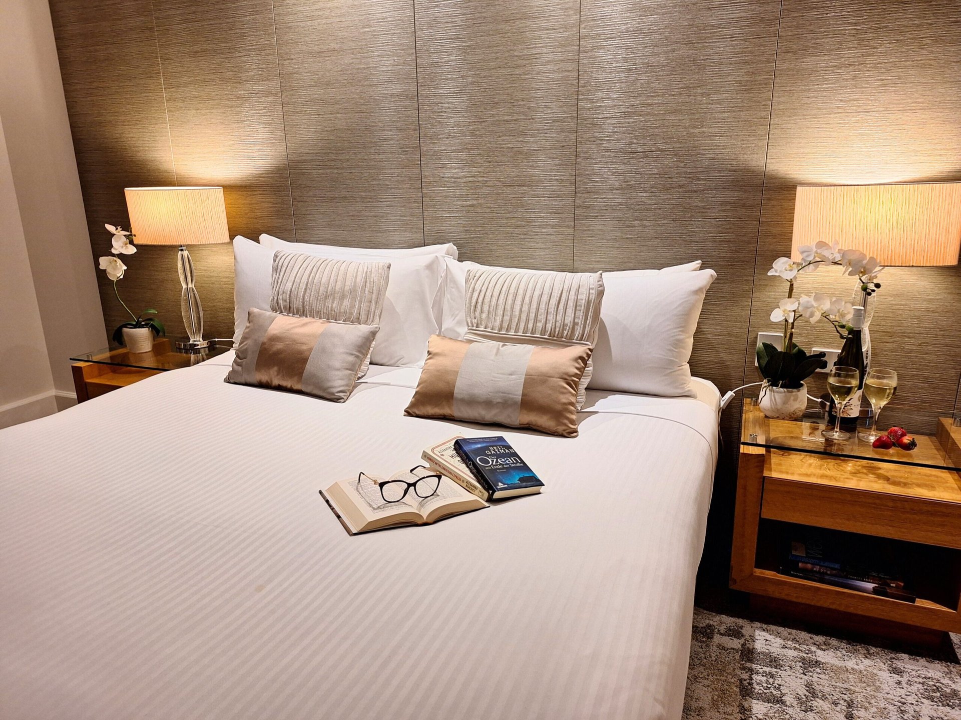 Standard King | Perth CBD | Fully Furnished with City Views photo 2