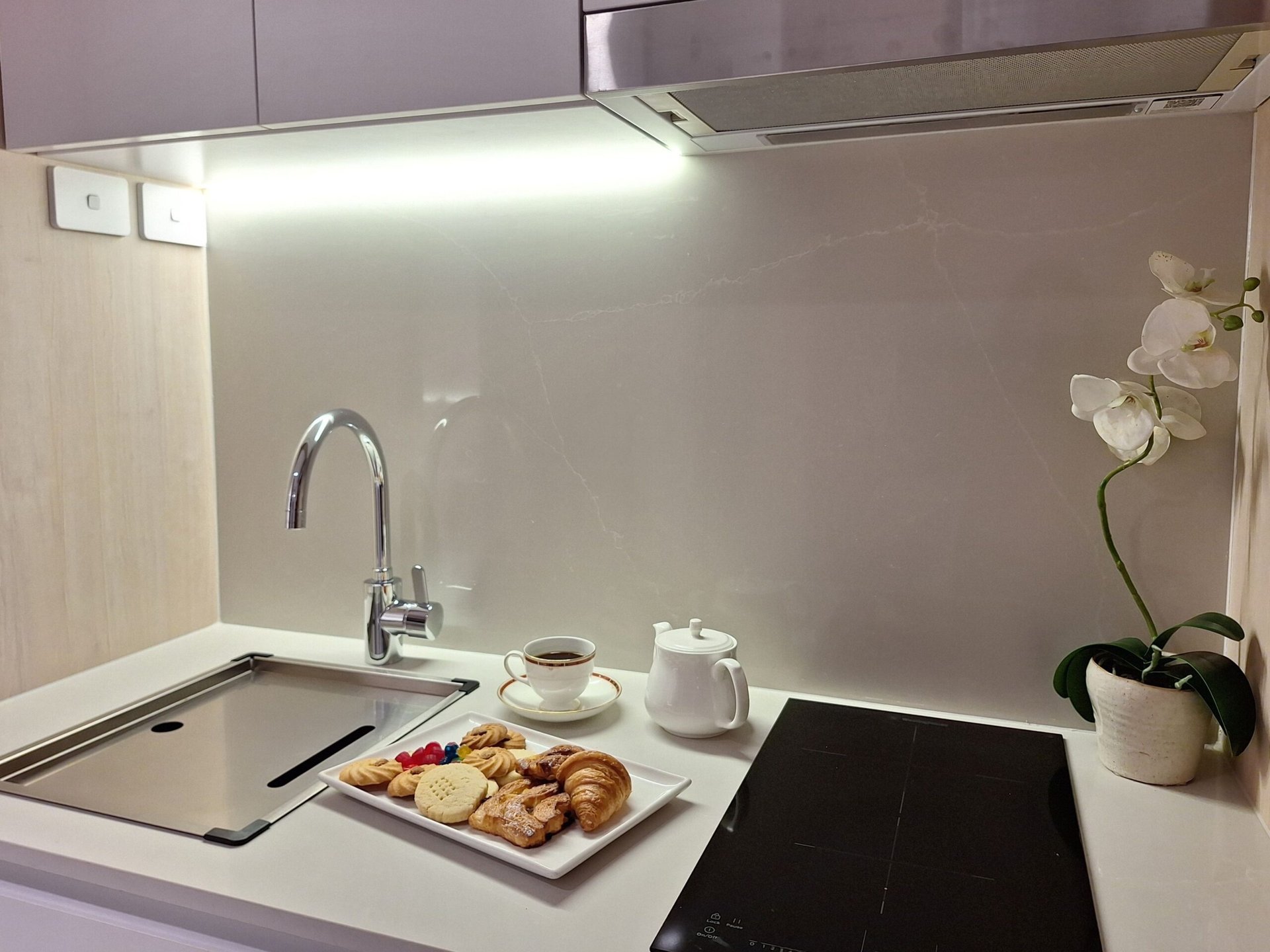 Studio Apartment | Perth CBD | Fully Furnished with City Views photo 2