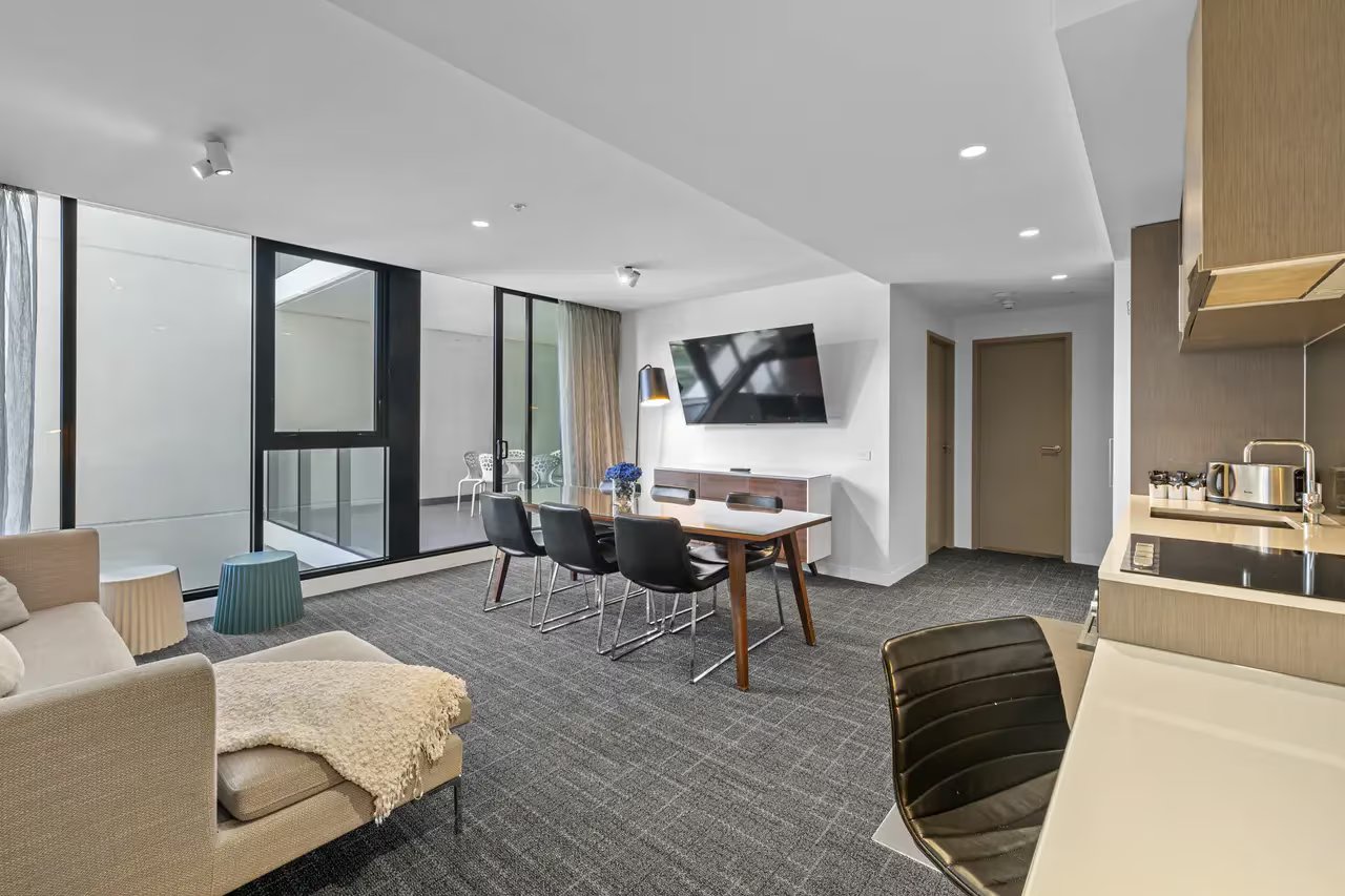 3-Bedroom Family Suite — Abbotsford | Full Kitchen, 2 Bathrooms, Sleeps 6