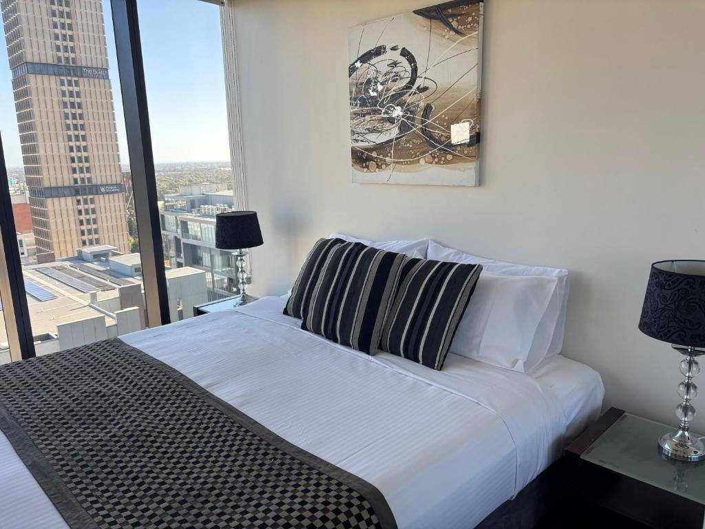 Modern 2-Bedroom, 2-Bathroom Apartment in Adelaide CBD with Pool & Balcony photo 2