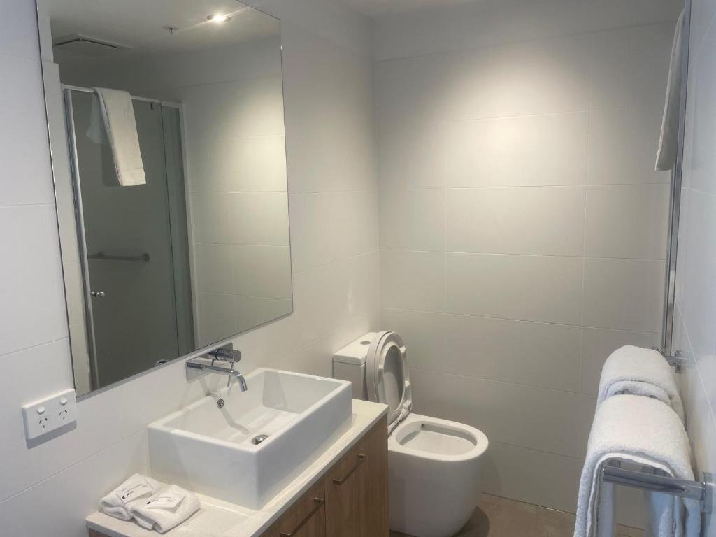 Spacious 3-Bedroom, 2-Bathroom Adelaide CBD Apartment with Pool & Balcony photo 4