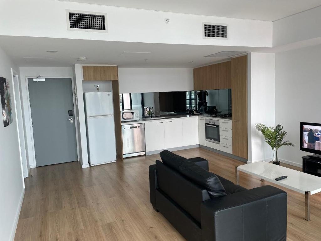 Spacious 3-Bedroom, 2-Bathroom Adelaide CBD Apartment with Pool & Balcony