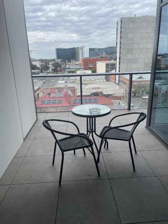 Spacious Adelaide CBD Studio with Balcony & Pool photo 5