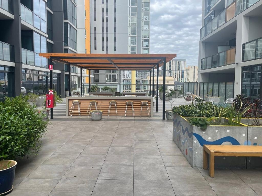 Spacious Adelaide CBD Studio with Balcony & Pool
