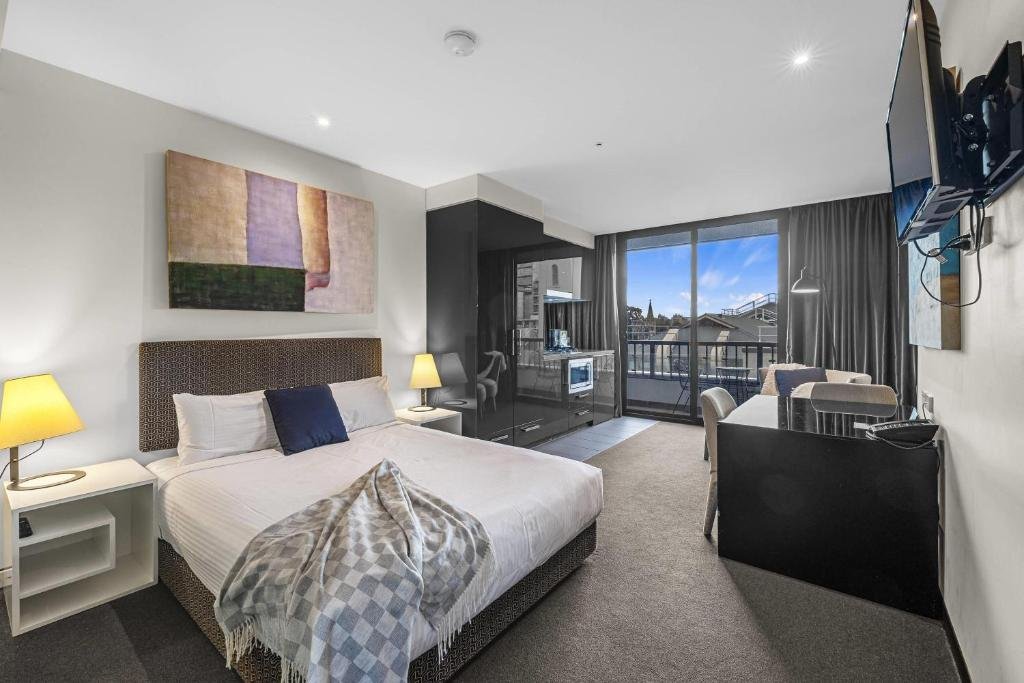 Studio King Suite — Hawthorn | Kitchenette, Spa Bath, Long-Stay Ready