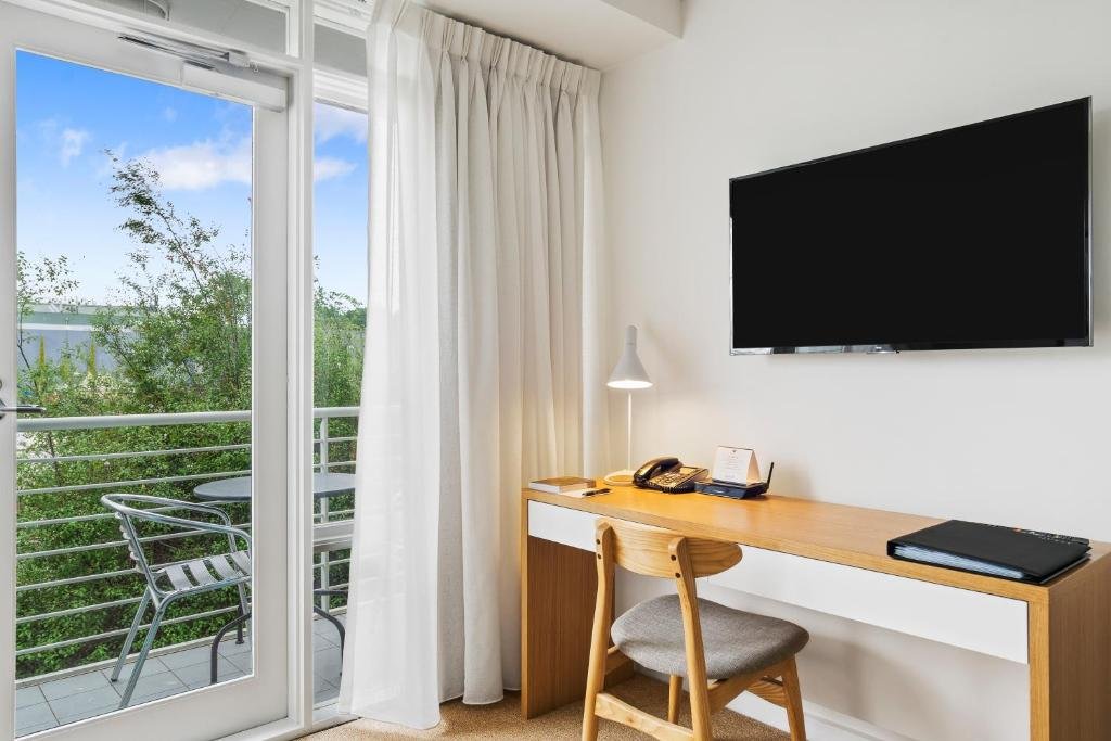One-Bedroom Suite — Williamstown | Full Kitchen, Bayside Living
