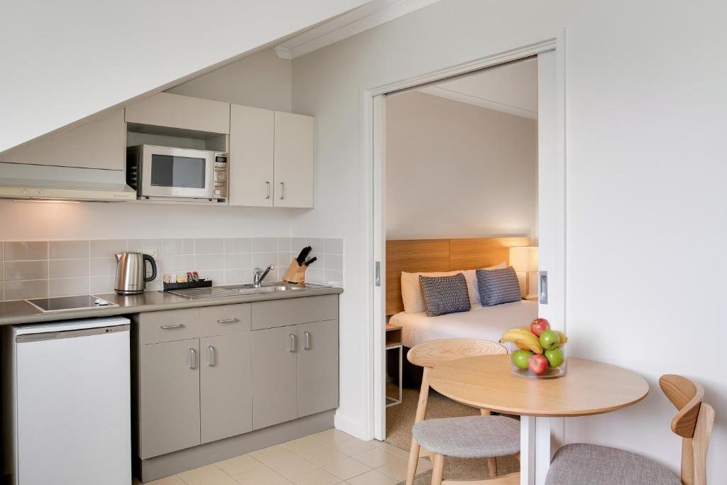 Studio Apartment — Williamstown | Queen Bed, Marina Views, Kitchenette