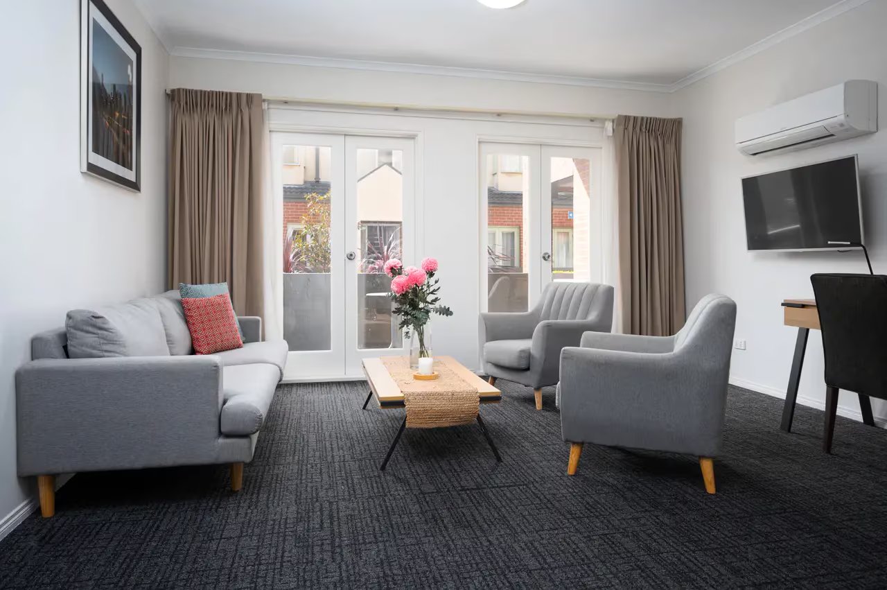 One-Bedroom Apartment — Kew | Private Terrace, Full Kitchen, 86m²
