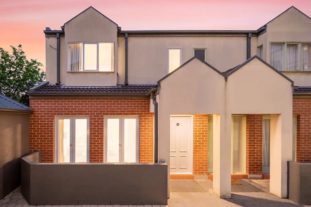 Three-Bedroom Townhouse — Kew | 2 Bathrooms, Balcony, Sleeps 6