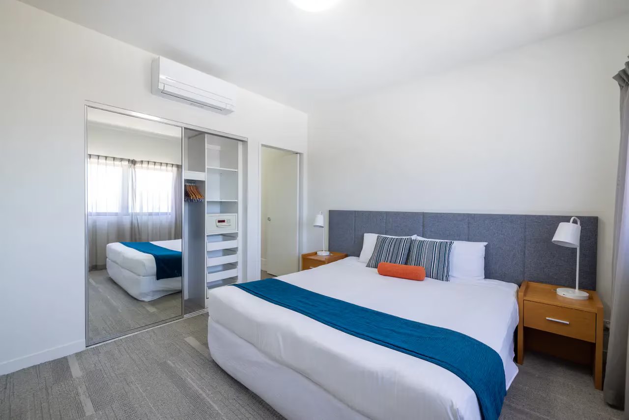 One-Bedroom Apartment — Mackay | Full Kitchen, Living Room, Sleeps 2 photo 2