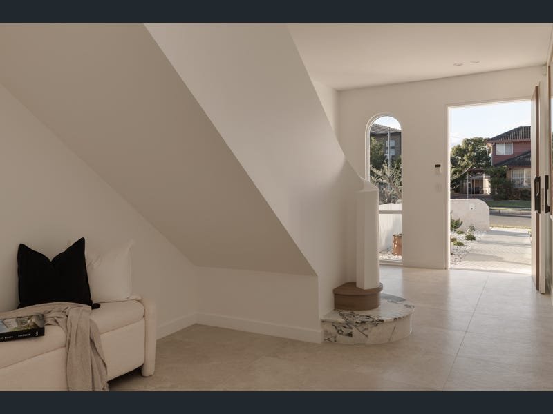 Architectural Elegance Meets Contemporary Family Luxury — 5-Bed Merrylands Residence photo 5