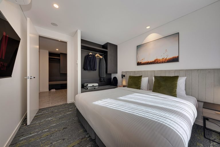 One-Bedroom Apartment — Kingswood with Balcony, Full Kitchen, 45m², Sleeps 3 - main photo