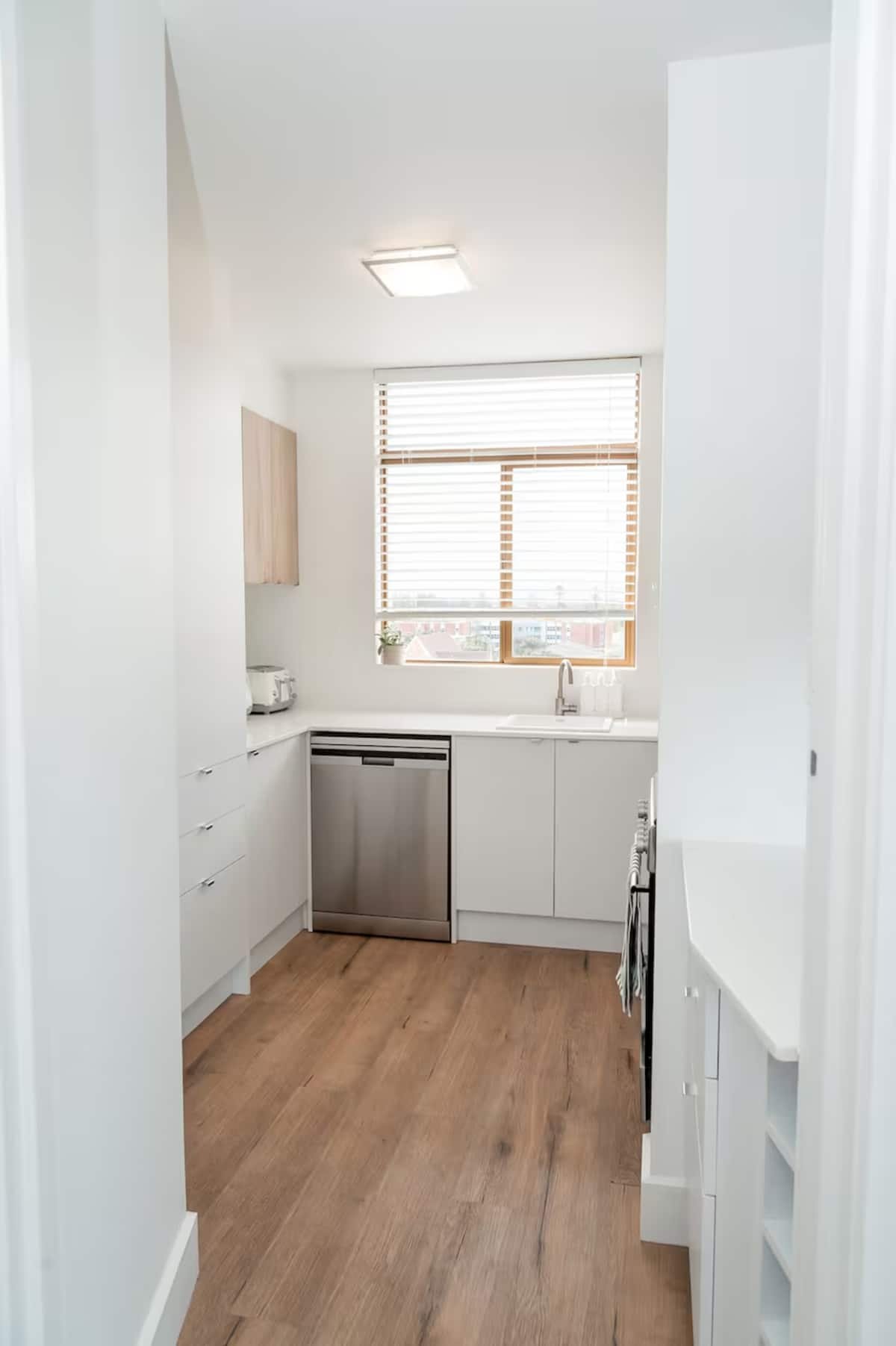 Beachfront Glenelg Apartment — Hampton’s Style, Direct Foreshore Access photo 5