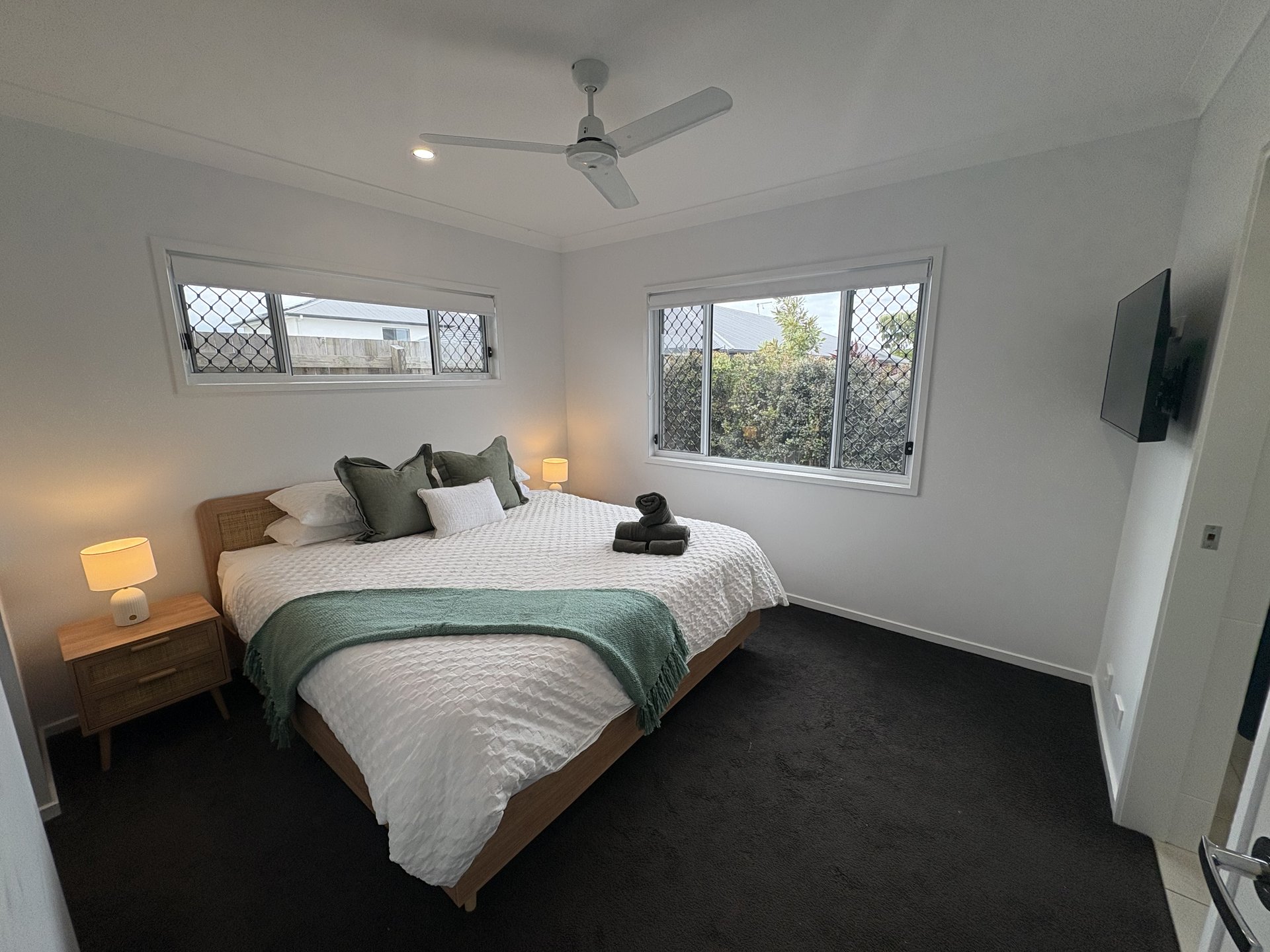 4 bed 2 bath house in quiet family suburb photo 4