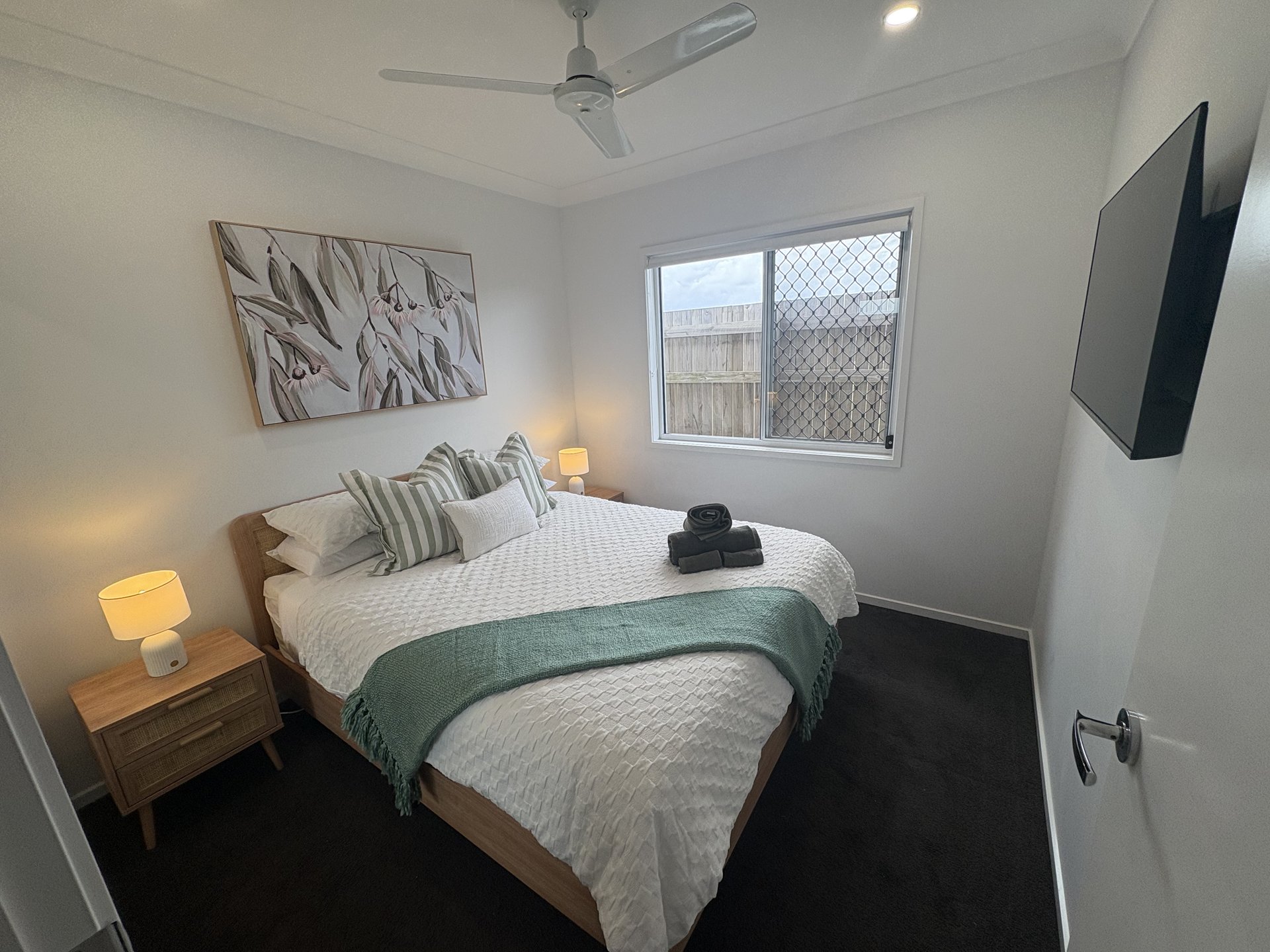 4 bed 2 bath house in quiet family suburb photo 5