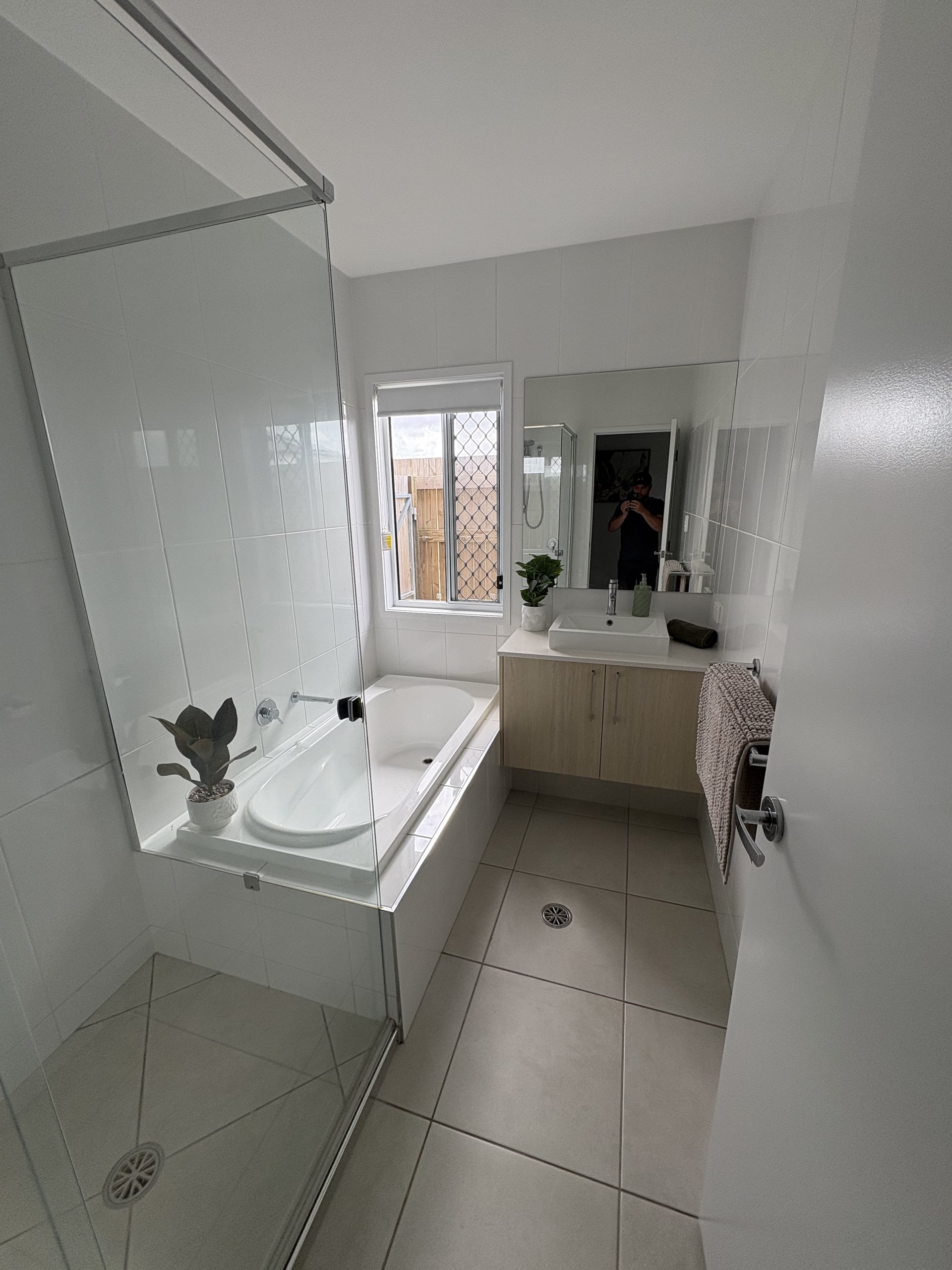 4 bed 2 bath house in quiet family suburb photo 2
