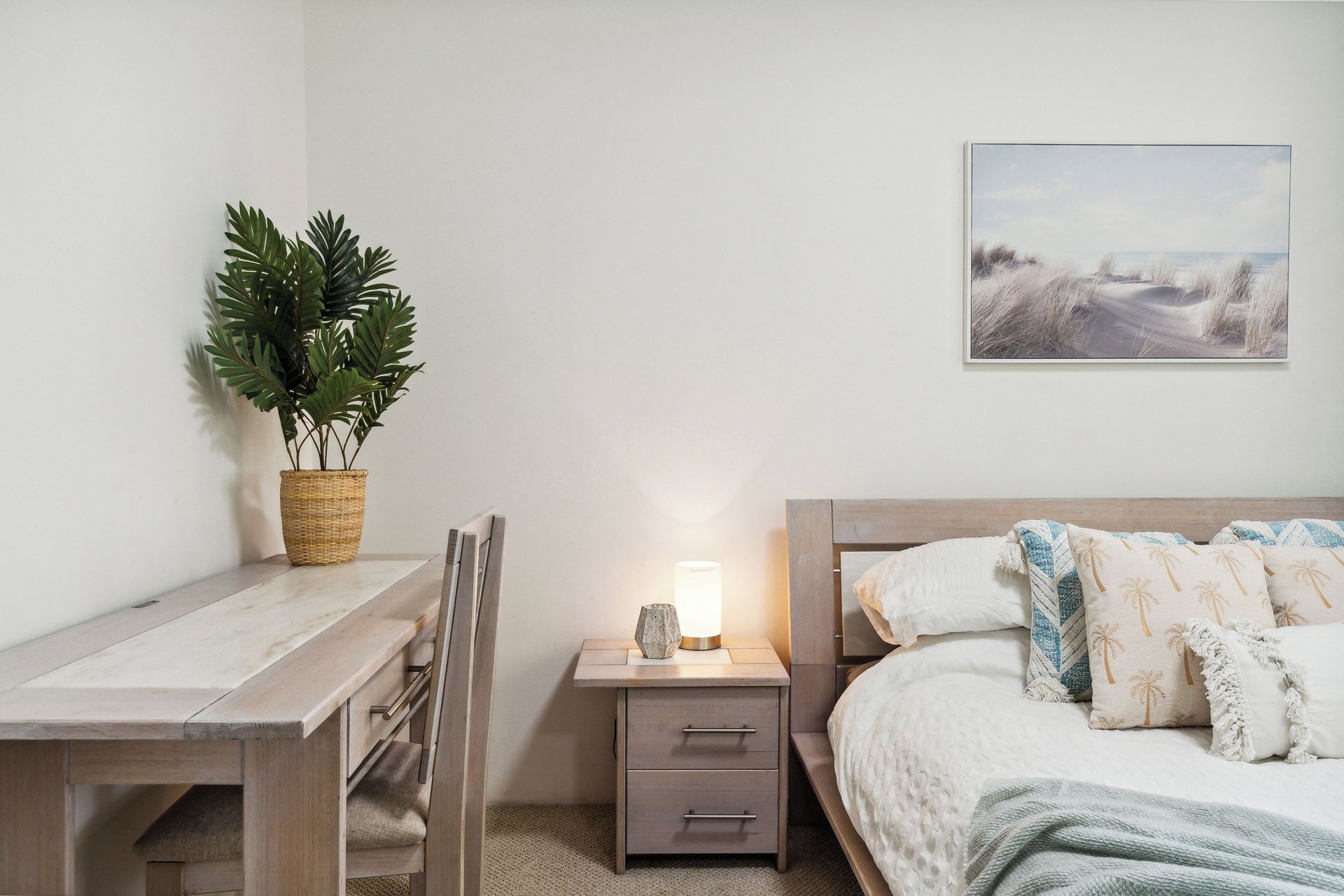 Central Mosman 2-bedroom, 3 bed unit with parking. Ideal for family relocations & corporate accommodation. photo 2