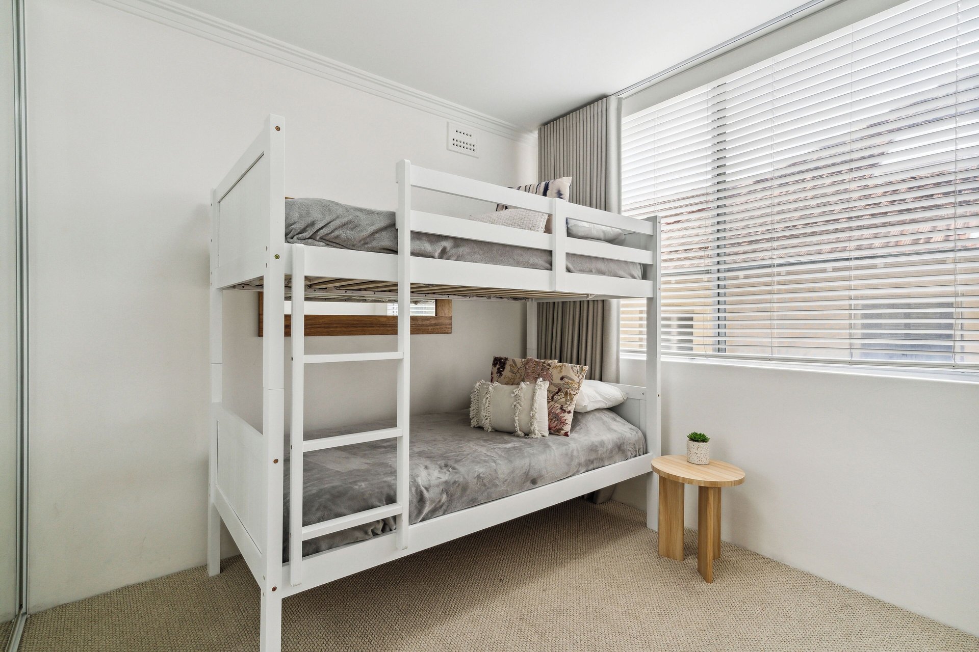 Central Mosman 2-bedroom, 3 bed unit with parking. Ideal for family relocations & corporate accommodation. photo 5
