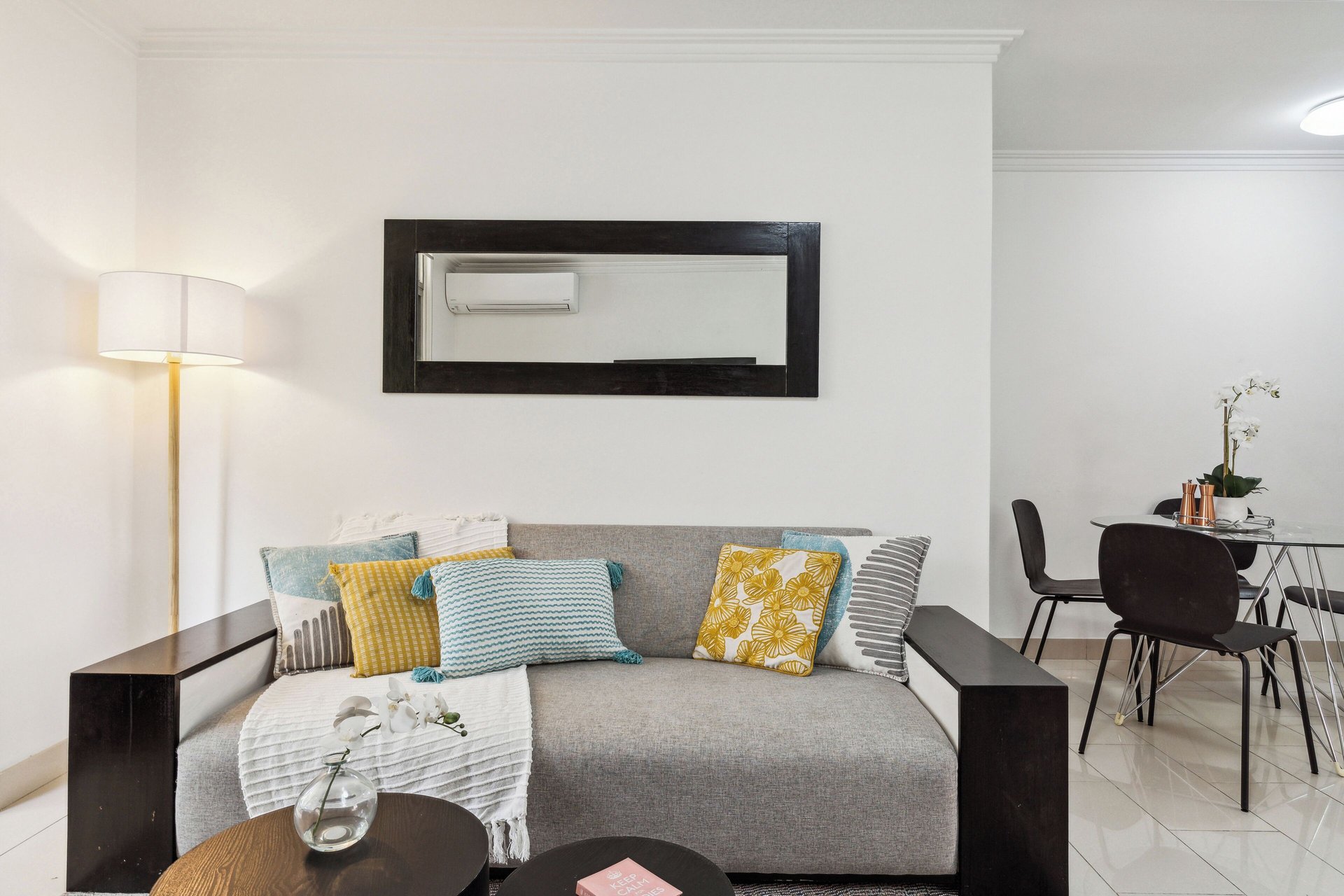 Central Mosman 2-bedroom, 3 bed unit with parking. Ideal for family relocations & corporate accommodation. photo 3