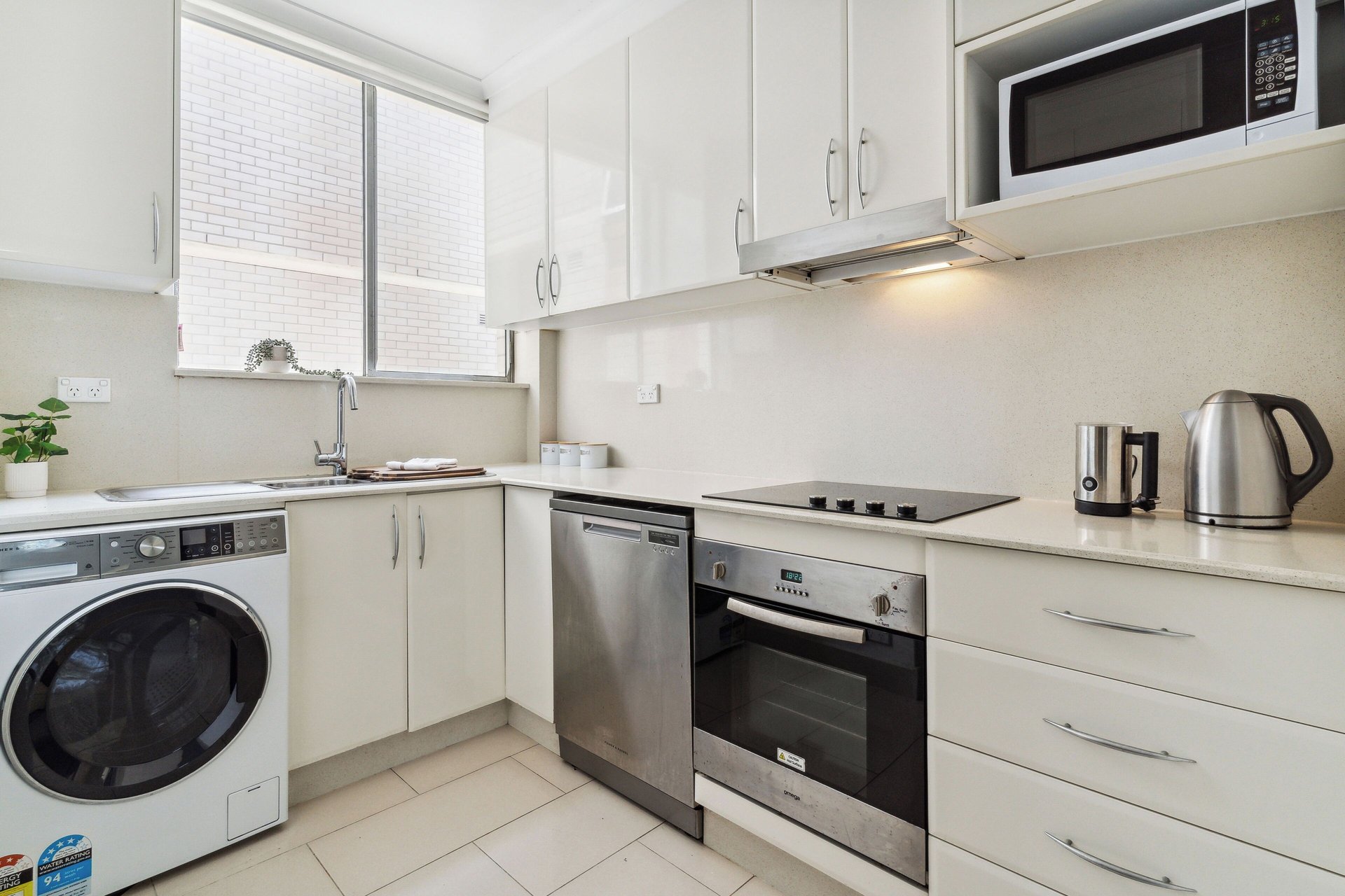 Central Mosman 2-bedroom, 3 bed unit with parking. Ideal for family relocations & corporate accommodation.