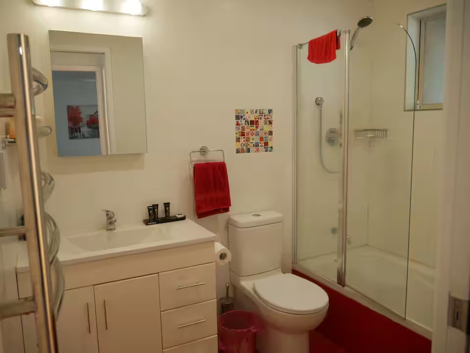 3 bedroom home walking distance From Picton photo 5