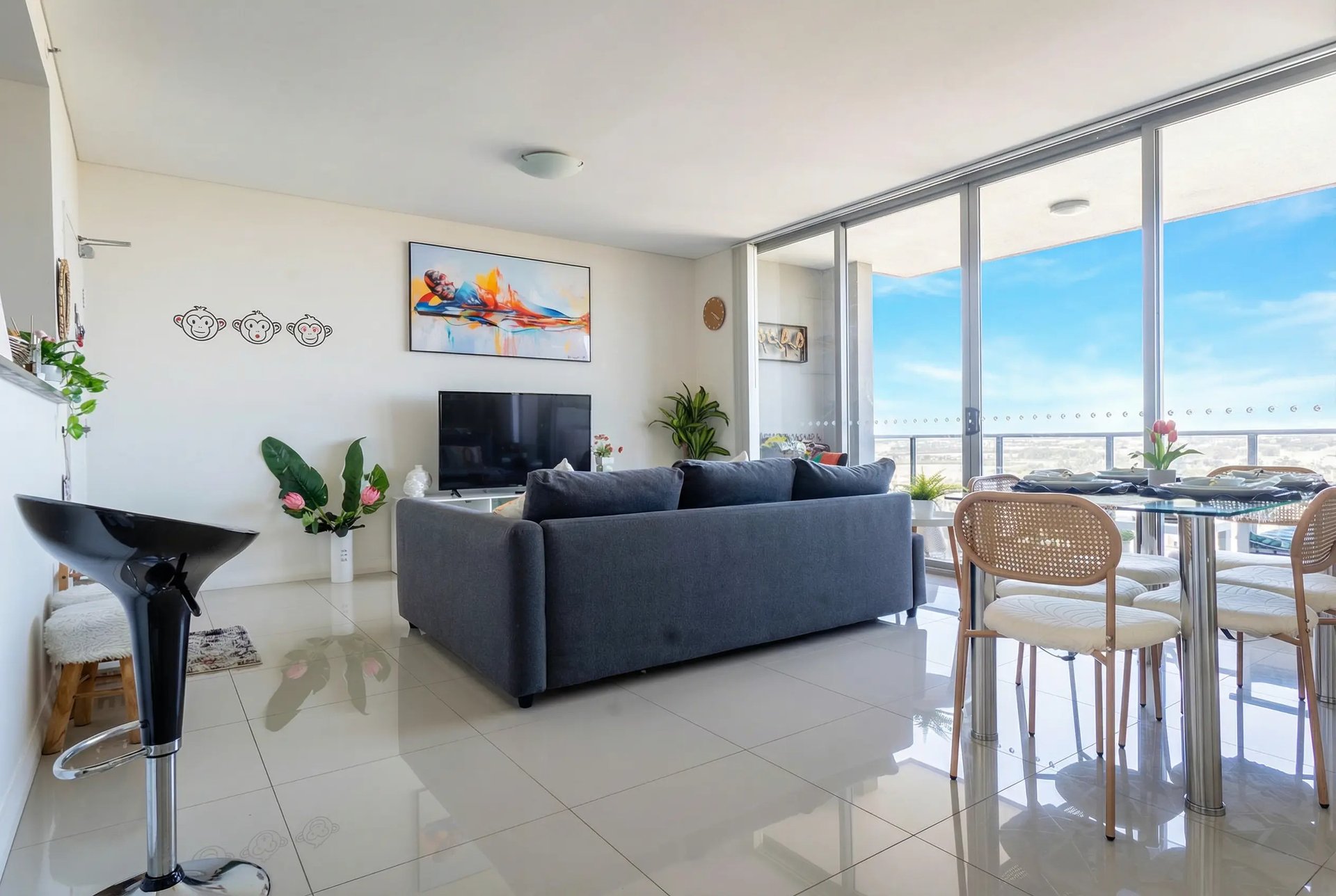 Lovely 2-Bed 2-Bath with City Views | Free Parking photo 4