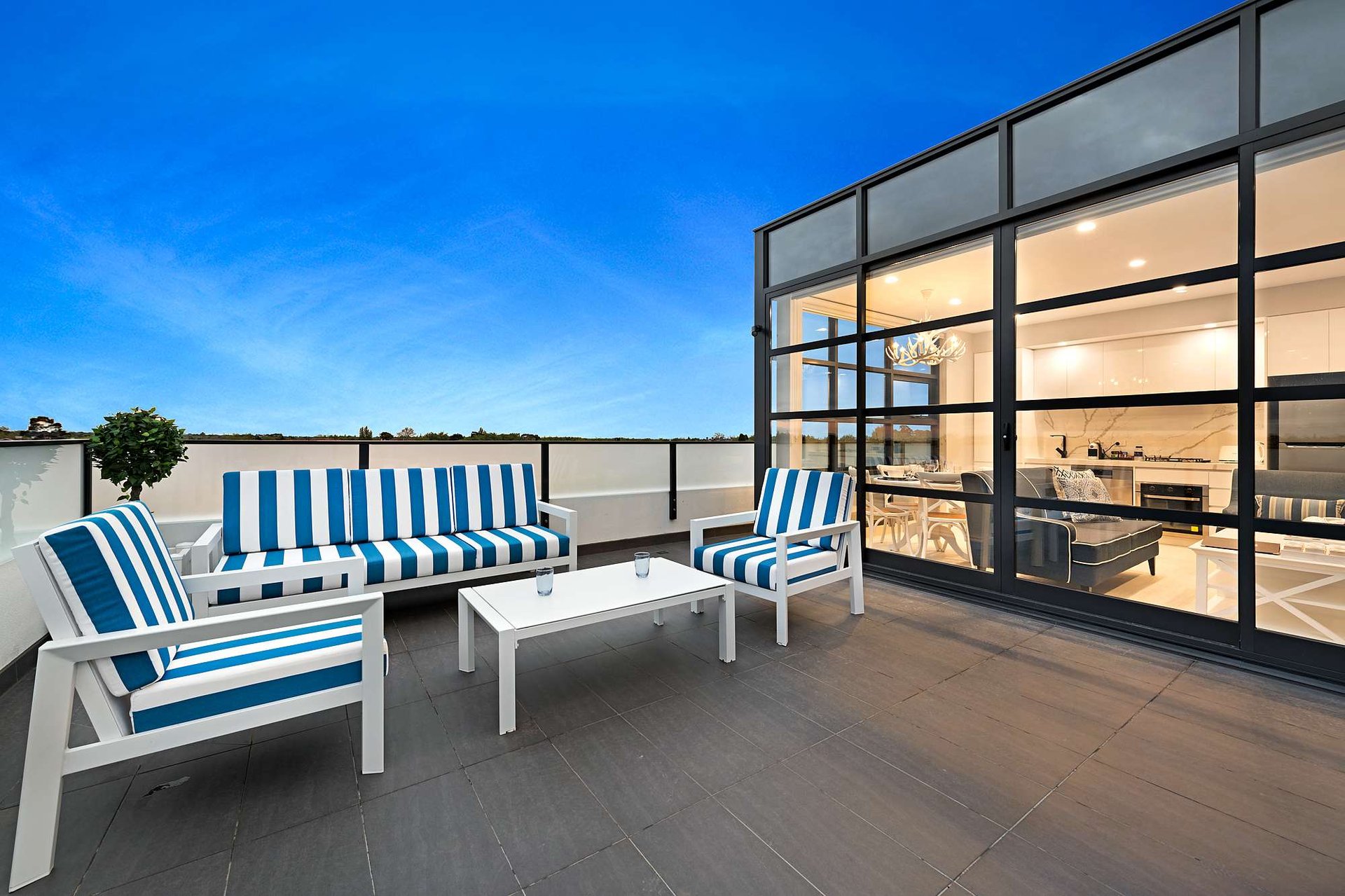 St Kilda Premier Apartment 35m² Sun-Drenched Terrace & Hotel-Queen Bed