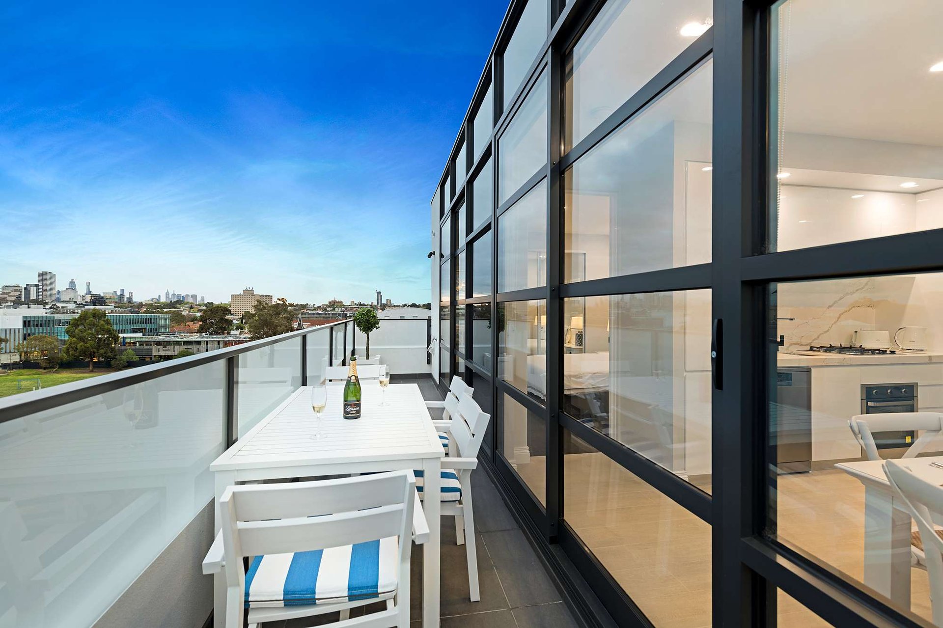 St Kilda Premier 2-Bed Apartment King Beds, Ensuite & Free Street Parking photo 3