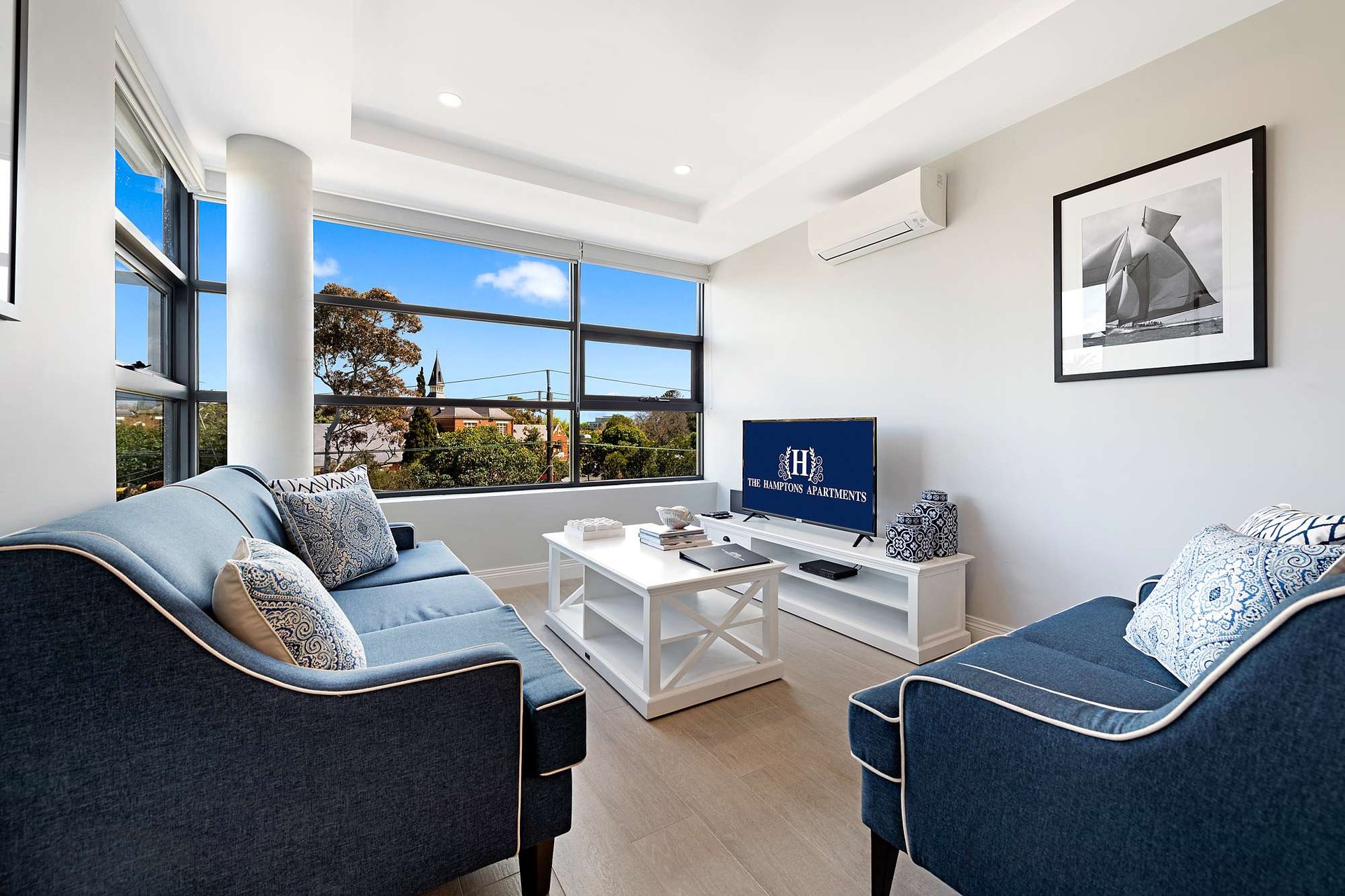 St Kilda Standard 2-Bed Apartment, Queen Beds, Powder Room & Free Street Parking