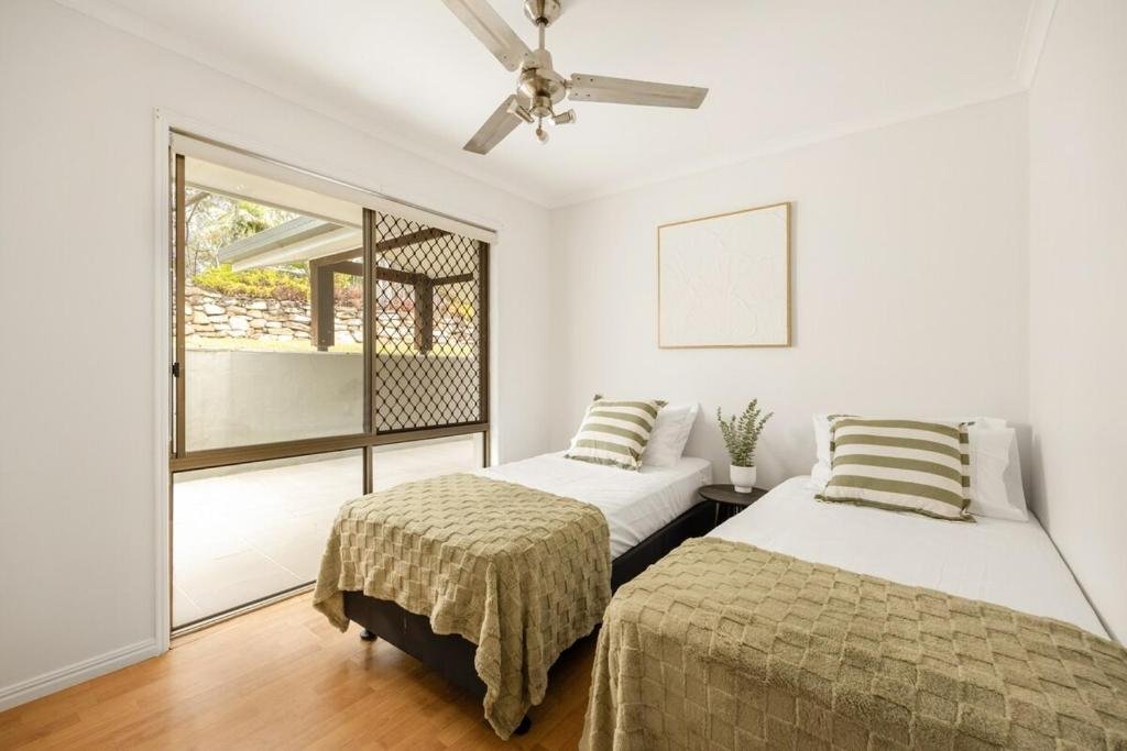 Gold Coast Oasis, 5BR Family Retreat, Pool photo 3