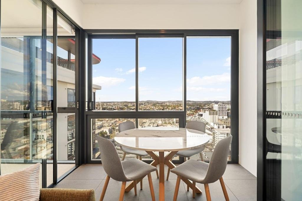 Utopia Deluxe Suite | 25th Floor Views, Pool & Gym photo 4